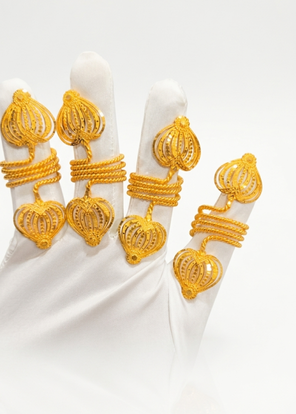 Jiya Bijoux Royal Heart Spiral Ring).