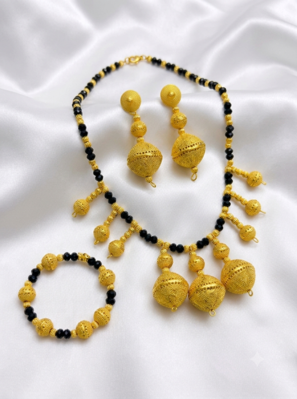 Black Stone Gold Necklace Set With Bracelets