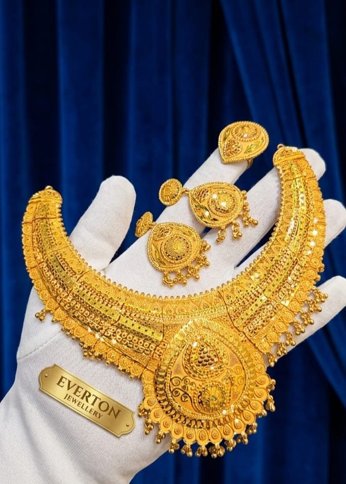 GOLDEN SAVANNAH ELEGANT NACKLACE SET